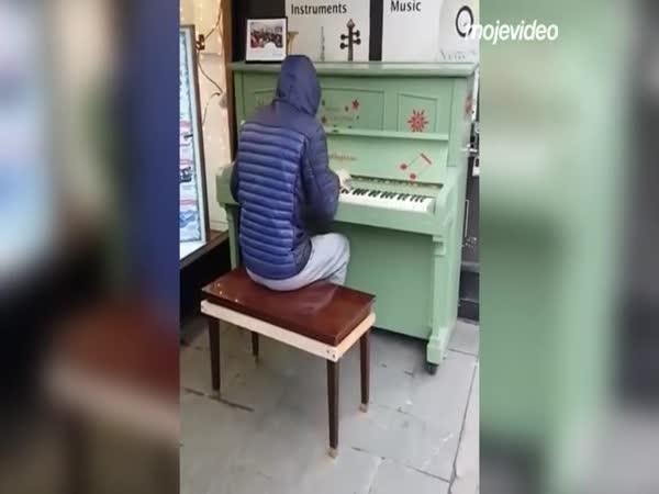     Když si za starý klavír sedne profík    