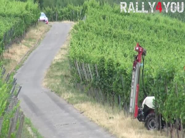     Traktor překazil závod    