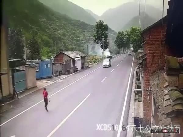     Poškodil mu botu    
