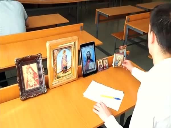       Na pomoc si vzal všechny svaté    