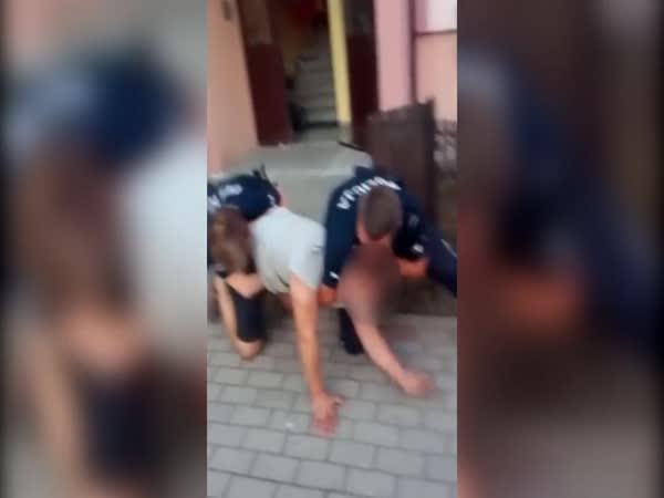 Dva polští policisté vs zločinec