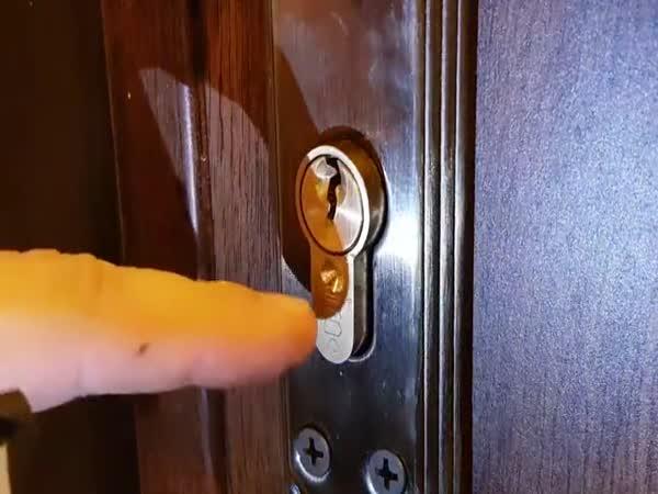 Jak otevřít zabouchnuté dveře?