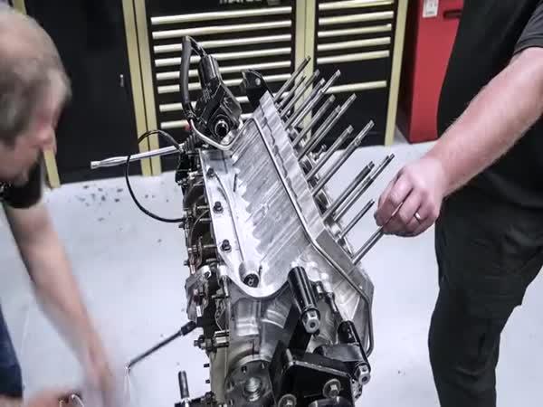 Repas V8 HEMI motoru z dragsteru