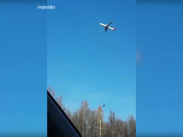 Letadlo zamrzlo na obloze (Rusko)