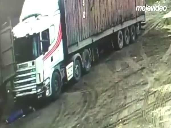 Blbec - Skřípl si hlavu mezi kamiony