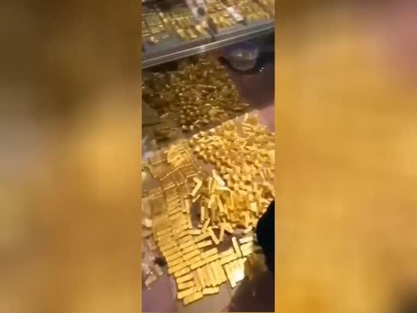 Číňan schovával ve sklepě 13 tun zlata