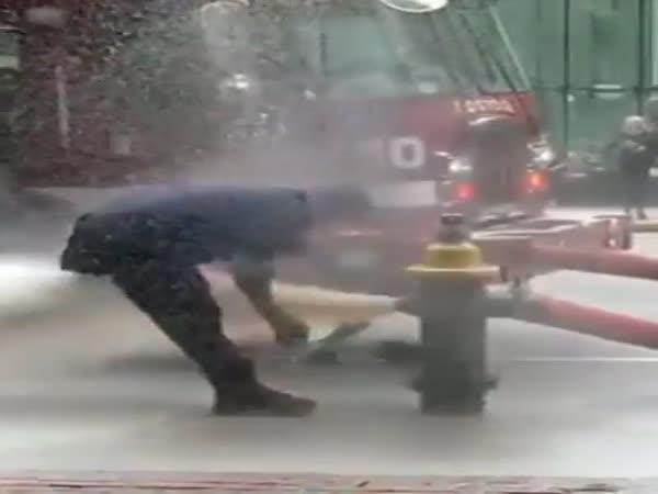 Dostal sprchu od hydrantu
