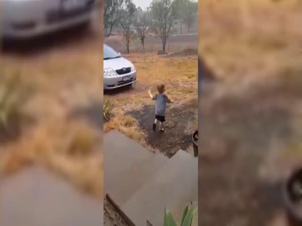 V Austrálii tancuje dítě v dešti      