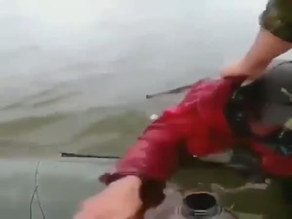     Rybář v nesnázích    