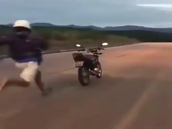     (Ne)povedený trik na motorce    