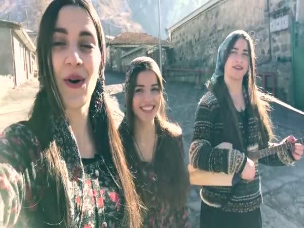       Gruzínské zpěvačky Trio Mandili       