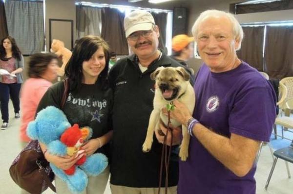       GALERIE – Slepý mops pomáhá lidem    