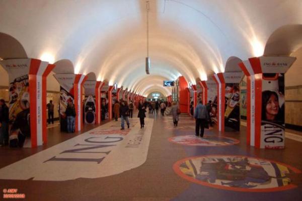       GALERIE – Kyjevské metro plné reklam      