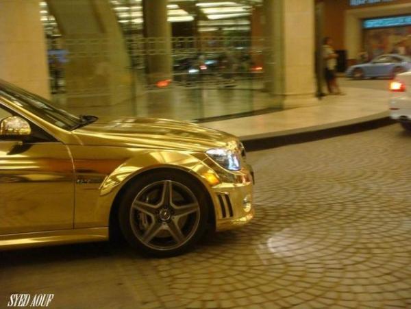     GALERIE – Zlatý mercedes    