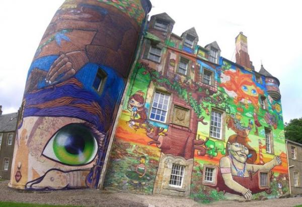     GALERIE – Skotský hrad s graffiti    