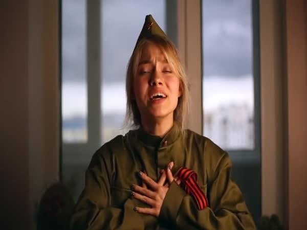     Dívka zpívá ruskou vojenskou píseň    