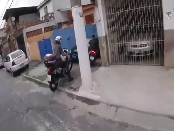     Pronásledovali zloděje na motorce    