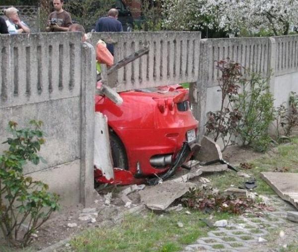     GALERIE – Havarované ferrari    