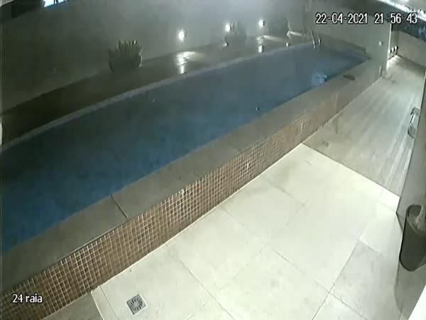     Nečekaná situace s bazénem    