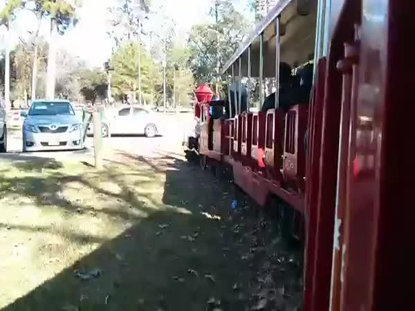     Velkolepá srážka vlaku s autem    