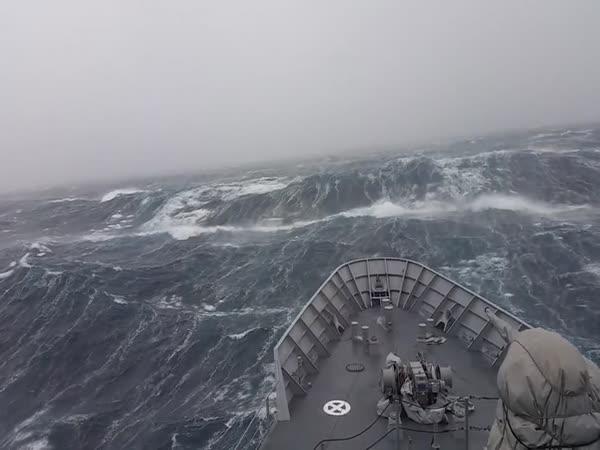     Vojenská loď vs. obrovská vlna    