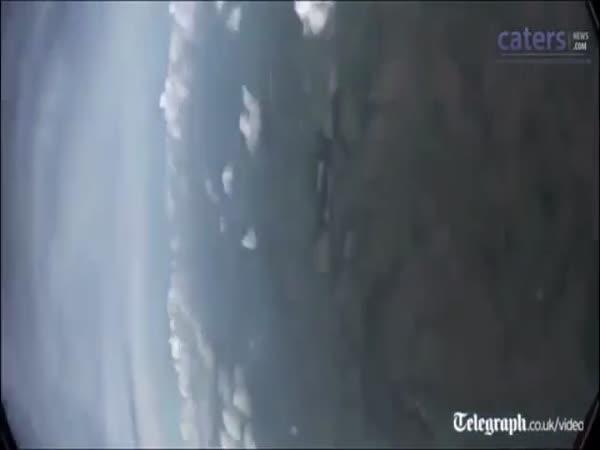     Skydiver je zachráněn ve vzduchu    