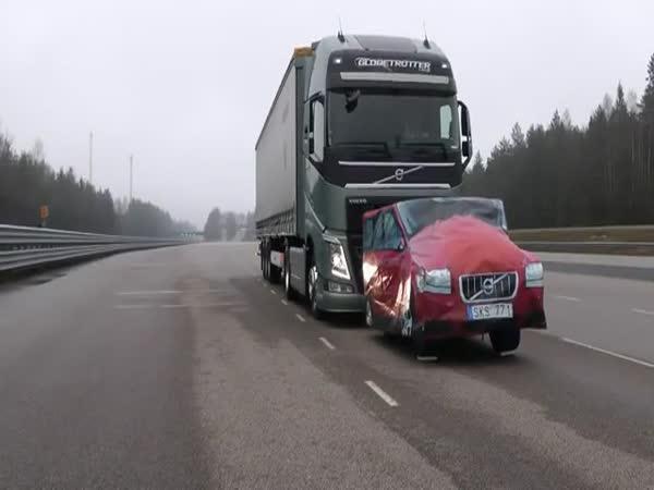   Nouzové brždění Volvo    