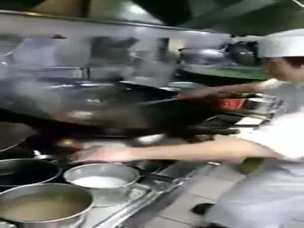     Vaření v obřím hrnci    