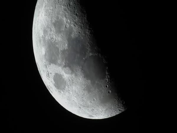     Co víme o Měsíci?    