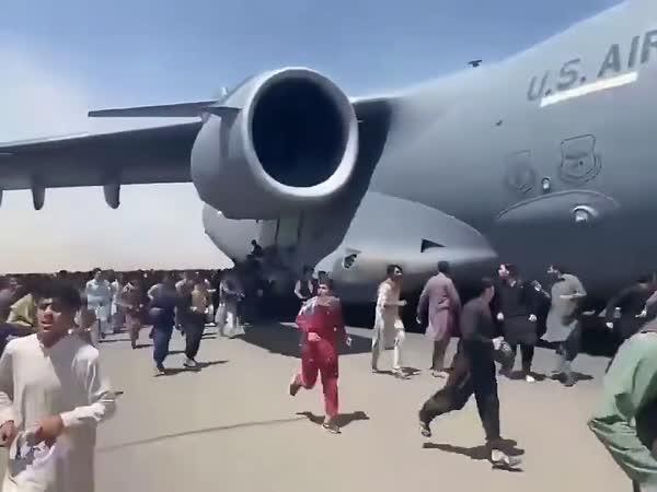     Letadlo odlétalo s lidmi na podvozku    