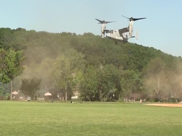     Armádní vrtulník přistál v parku    