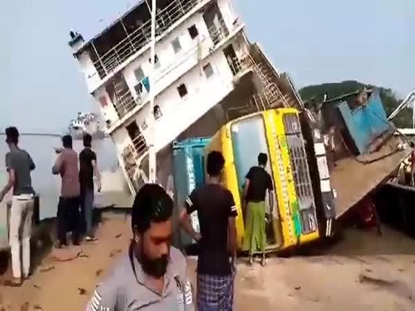     Potopení trajektu v Bangladéši    