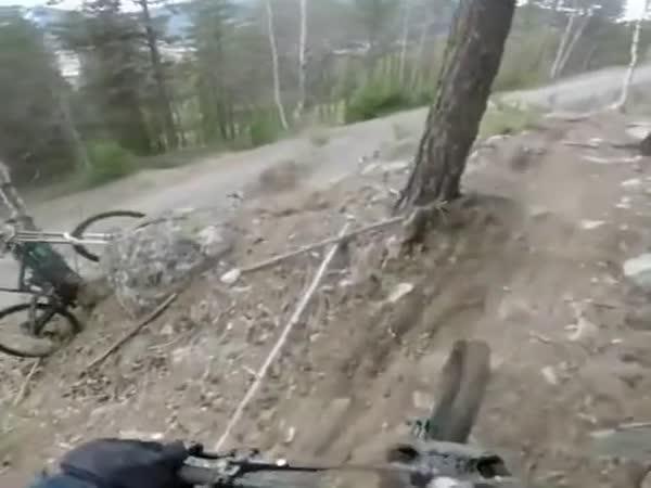     Crash v MTB downhillu    