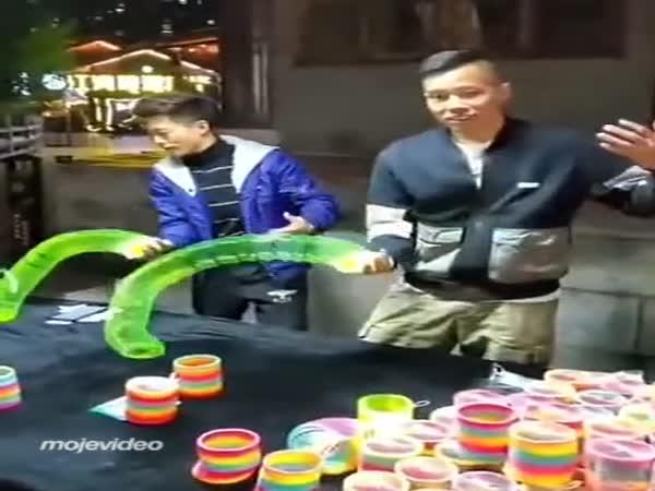     Čínští prodejci hraček Slinky    