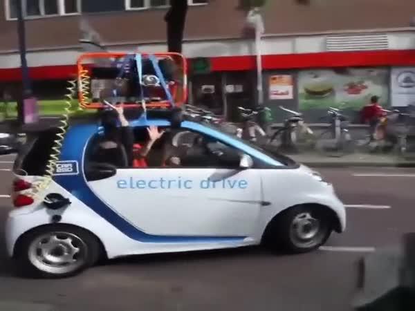     Elektromobil jezdí na benzín    