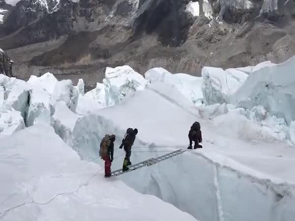   Na Everestu spadli do ledové trhliny    