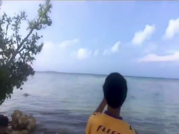     Výbuch sopky Tonga z vedlejšího ostrova    