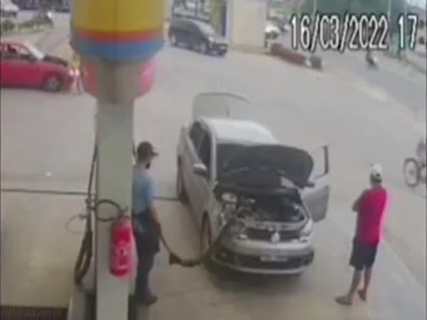     Výbuch auta při tankování  