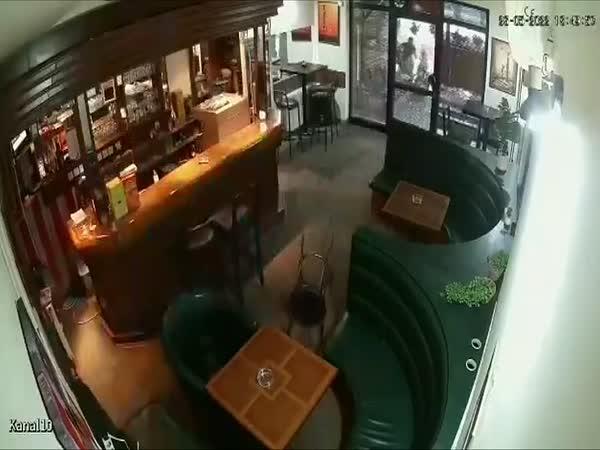     Nájemný vrah vs. majitel baru    