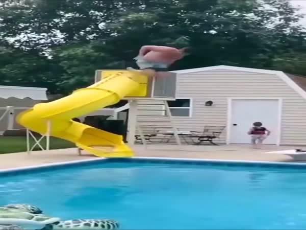      Nepovedený skok do bazénu    