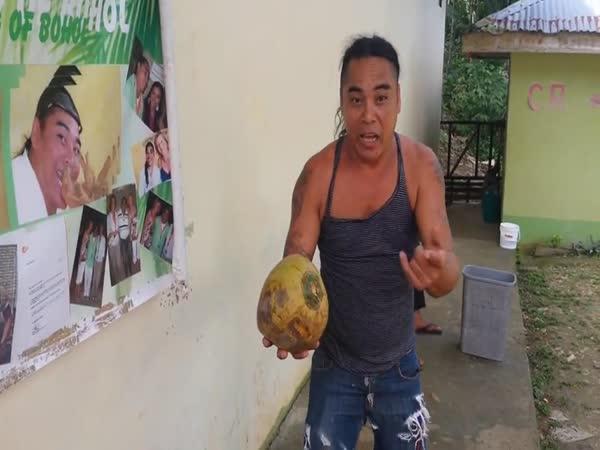     Otevře kokosový ořech zubama    