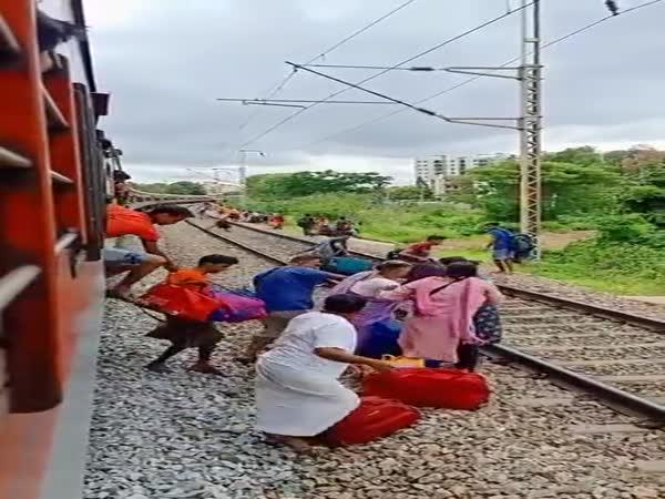   Nebezpečné vlaky v Indii  