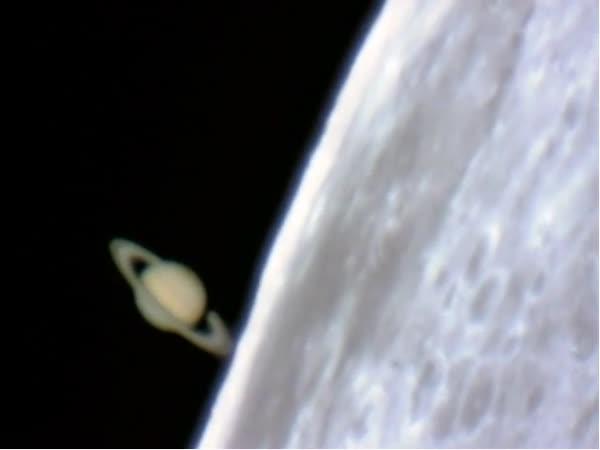     Saturn vycházející za Měsícem    