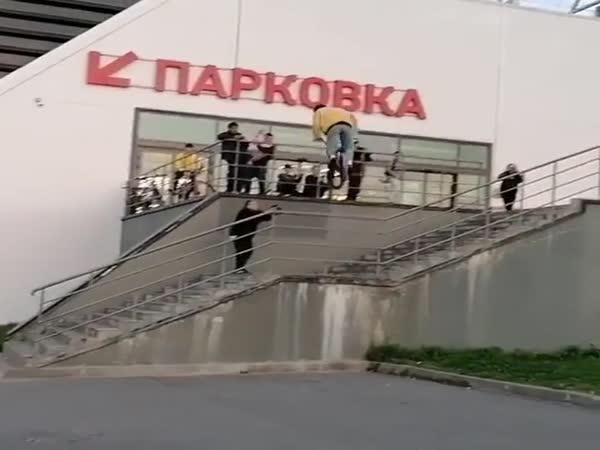   Rus skáče na BMX ze schodů    