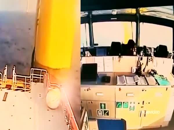     Kapitán s lodí narazil do větrné turbíny    