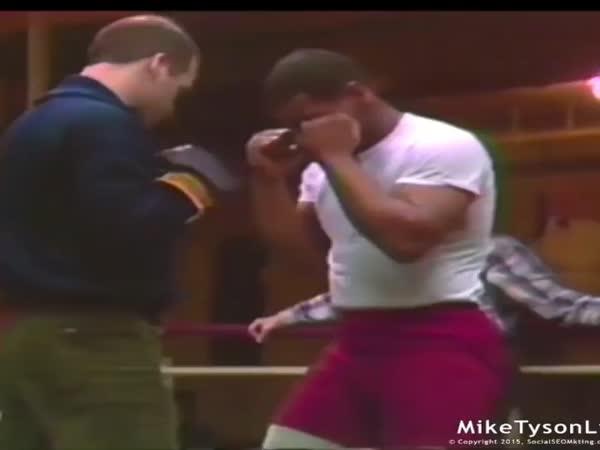     Mike Tyson a trénink úhybů    