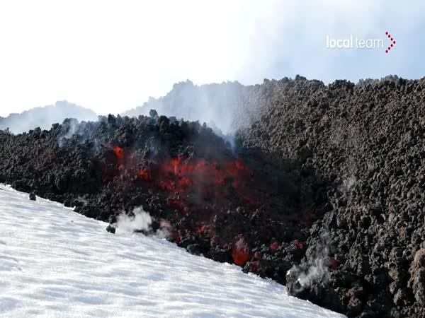     Chrlící láva sopky Etna    
