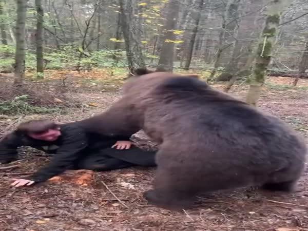     Rusové si hrají s medvědem    