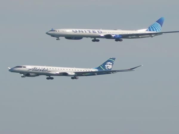     Dvě dopravní letadla přistávají naráz    