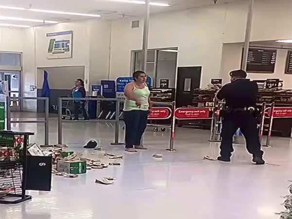     Žena v obchodě vs. policista s taserem    